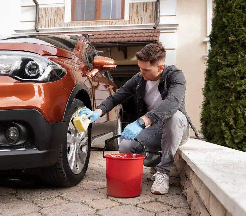 Lavage auto à domicile Queyssac-les-Vignes : professionnel intervenant sur un véhicule